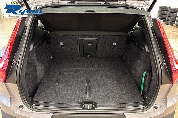 Volvo EX40 13 of 21