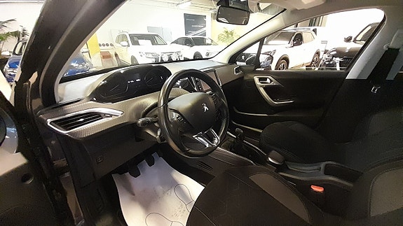 Peugeot 2008 2 of 5