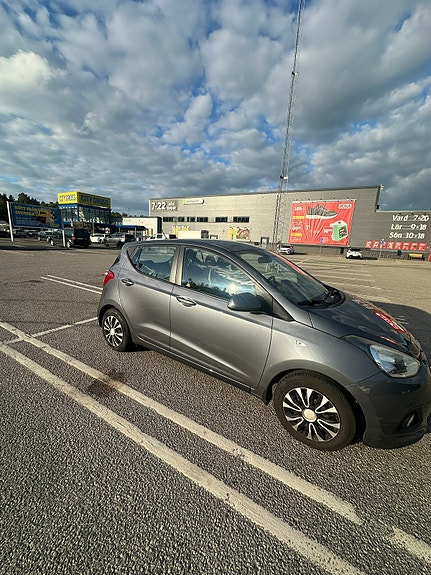 Hyundai i10 2 of 5