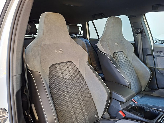 Volkswagen Golf VIII 10 of 22