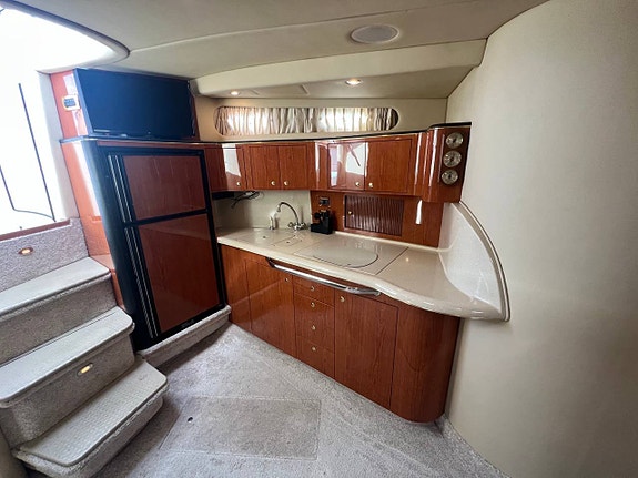 Sea Ray 410 Sundancer 7 of 12