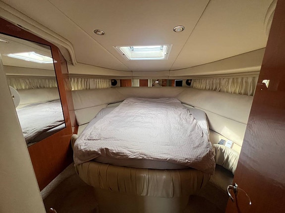 Sea Ray 410 Sundancer 9 of 12
