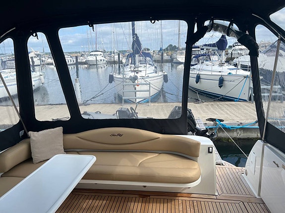 Sea Ray 410 Sundancer 4 of 12