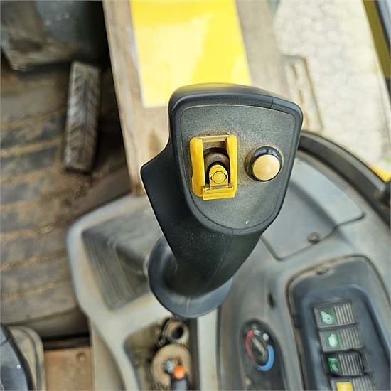 New Holland LB110 B-4PS - 4WD 16 of 30