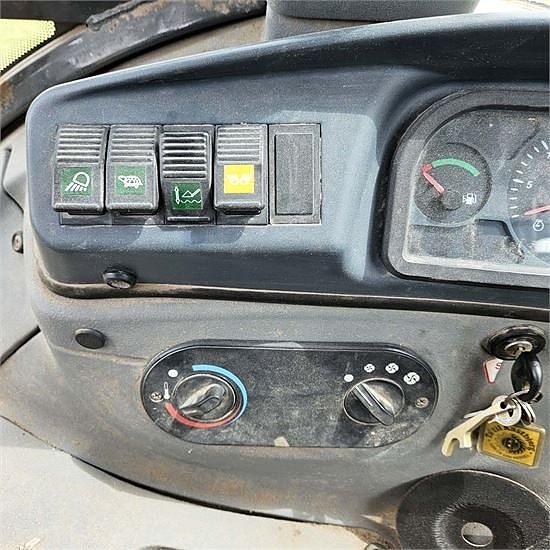 New Holland LB110 B-4PS - 4WD 17 of 30
