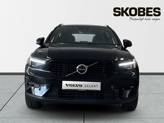 Volvo XC40 2 of 5