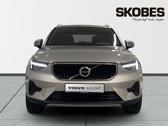 Volvo XC40 2 of 5
