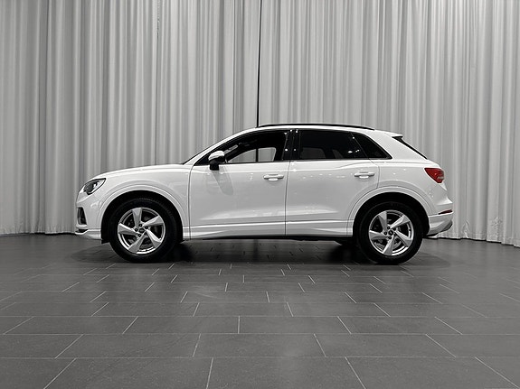 Audi Q3 2 of 5