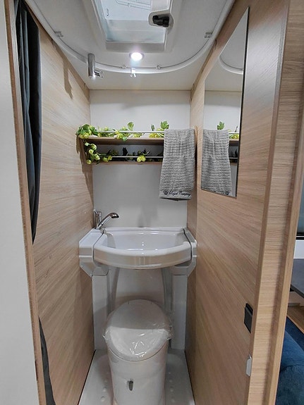 Caravelair Alba 466 Family 17 of 18