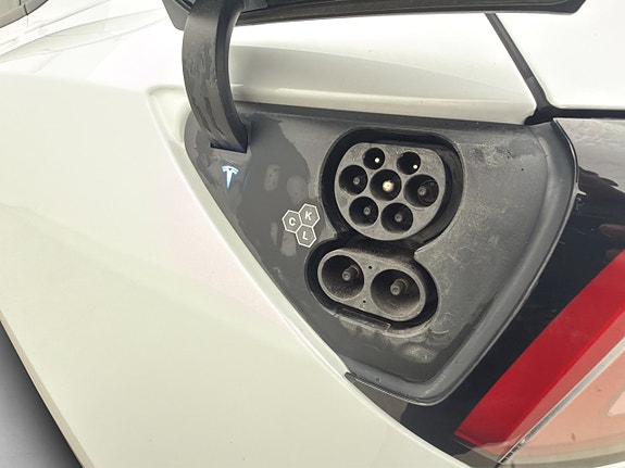 Tesla Model Y 9 of 30