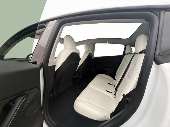 Tesla Model Y 18 of 30
