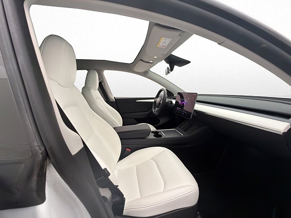 Tesla Model Y 14 of 30