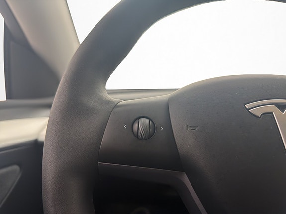 Tesla Model Y 28 of 30