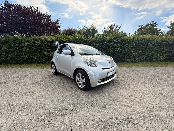 Toyota IQ 2 of 5