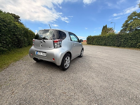 Toyota IQ 3 of 5
