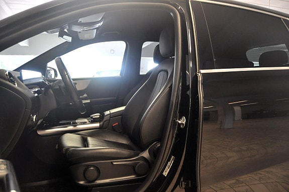 Mercedes-Benz B180 4 of 5