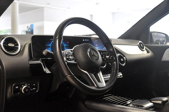 Mercedes-Benz B180 3 of 5