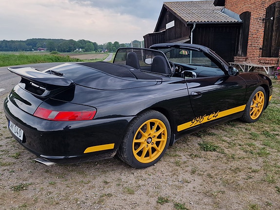 Porsche 911 Carrera 4 4 of 5