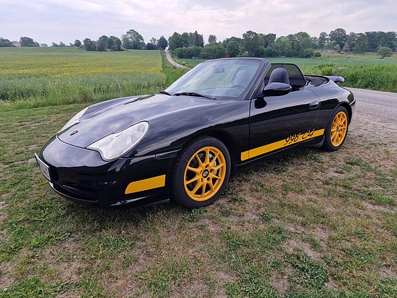 Porsche 911 Carrera 4 2 of 5