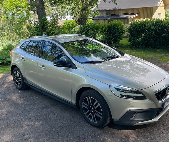 Volvo V40 Cross Country 2 of 5