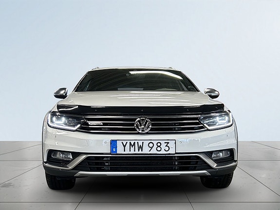 Volkswagen Passat Alltrack 2 of 5