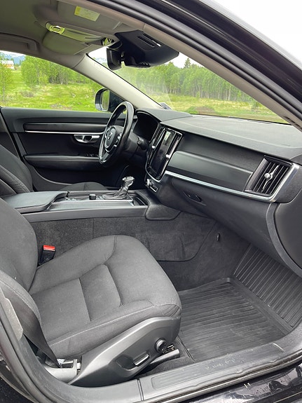 Volvo V90 Cross Country 2 of 5