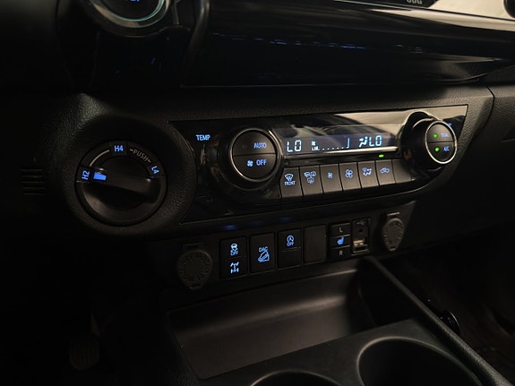 Toyota HiLux 28 of 30