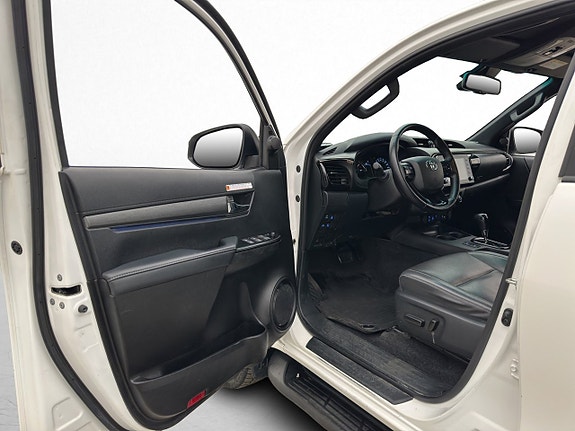 Toyota HiLux 16 of 30