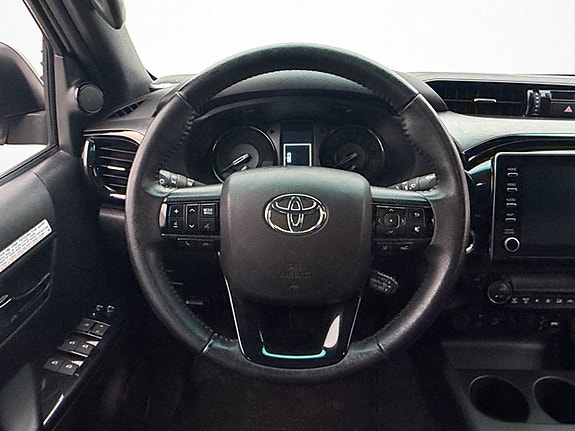 Toyota HiLux 14 of 30