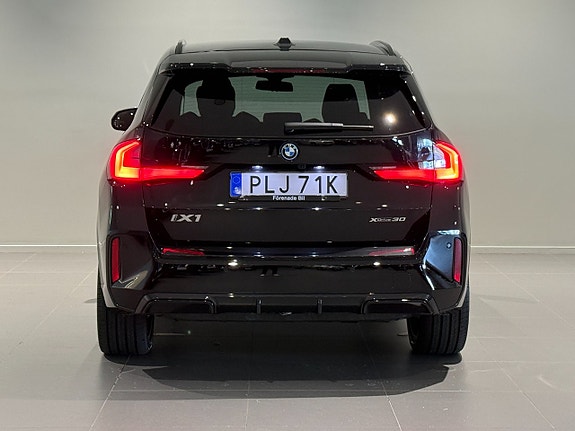 BMW iX1 4 of 5