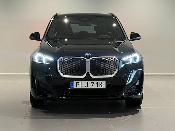 BMW iX1 2 of 5