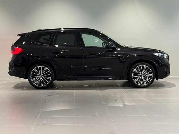 BMW iX1 3 of 5