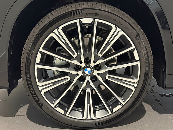 BMW iX1 5 of 5