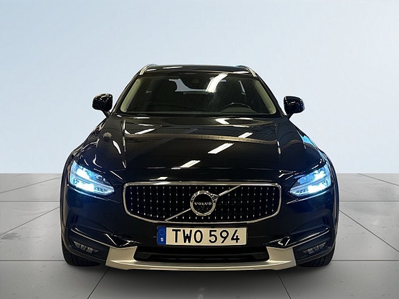 Volvo V90 Cross Country 2 of 5