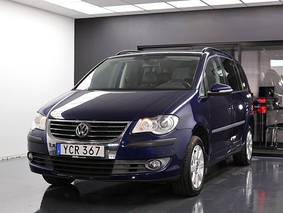 Volkswagen Touran 2 of 5
