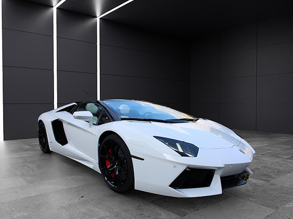 Lamborghini Aventador 3 of 5