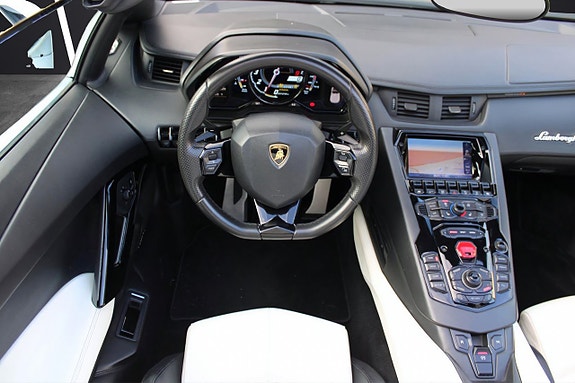 Lamborghini Aventador 26 of 29