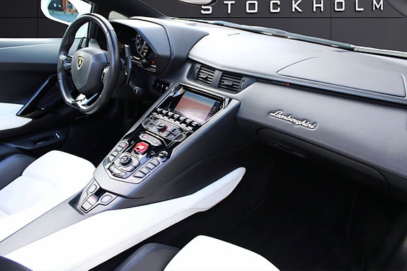 Lamborghini Aventador 23 of 29