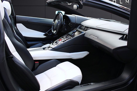 Lamborghini Aventador 24 of 29