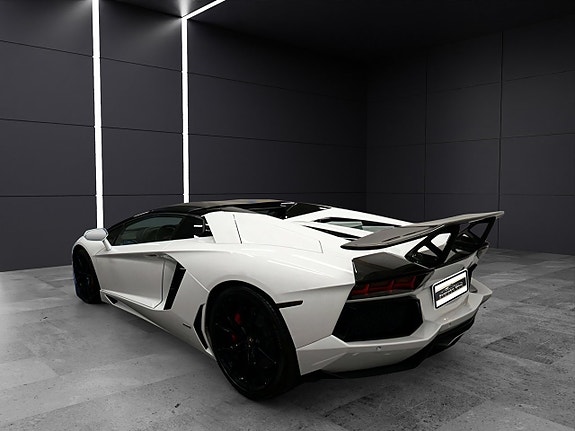 Lamborghini Aventador 9 of 29