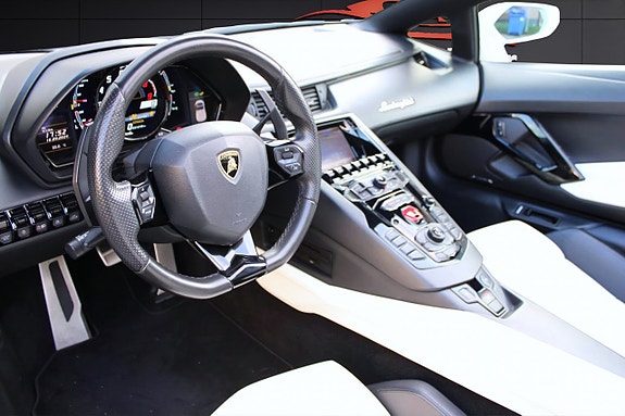 Lamborghini Aventador 16 of 29
