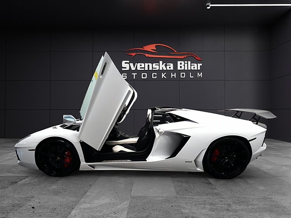Lamborghini Aventador 4 of 5