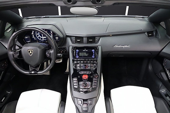 Lamborghini Aventador 15 of 29