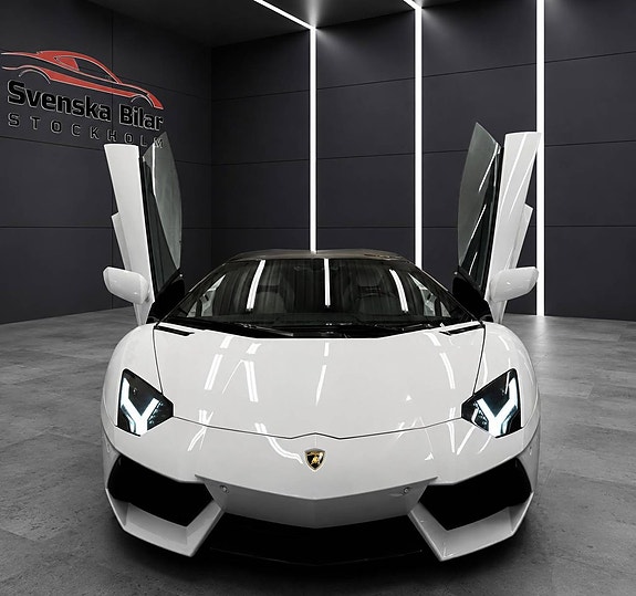 Lamborghini Aventador 2 of 5