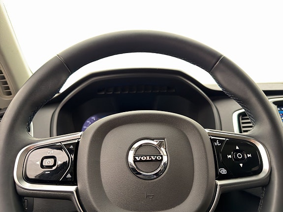 Volvo XC90 14 of 30