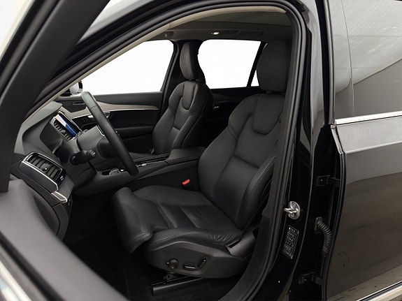 Volvo XC90 10 of 30