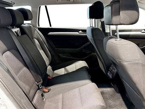 Volkswagen Passat 15 of 18