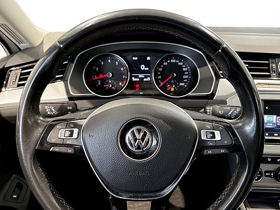 Volkswagen Passat 8 of 18