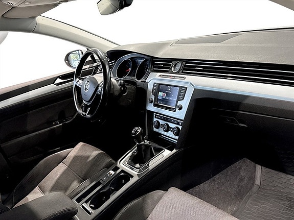 Volkswagen Passat 14 of 18