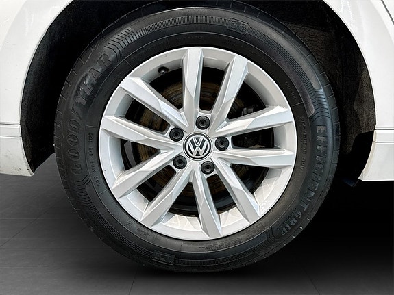 Volkswagen Passat 17 of 18